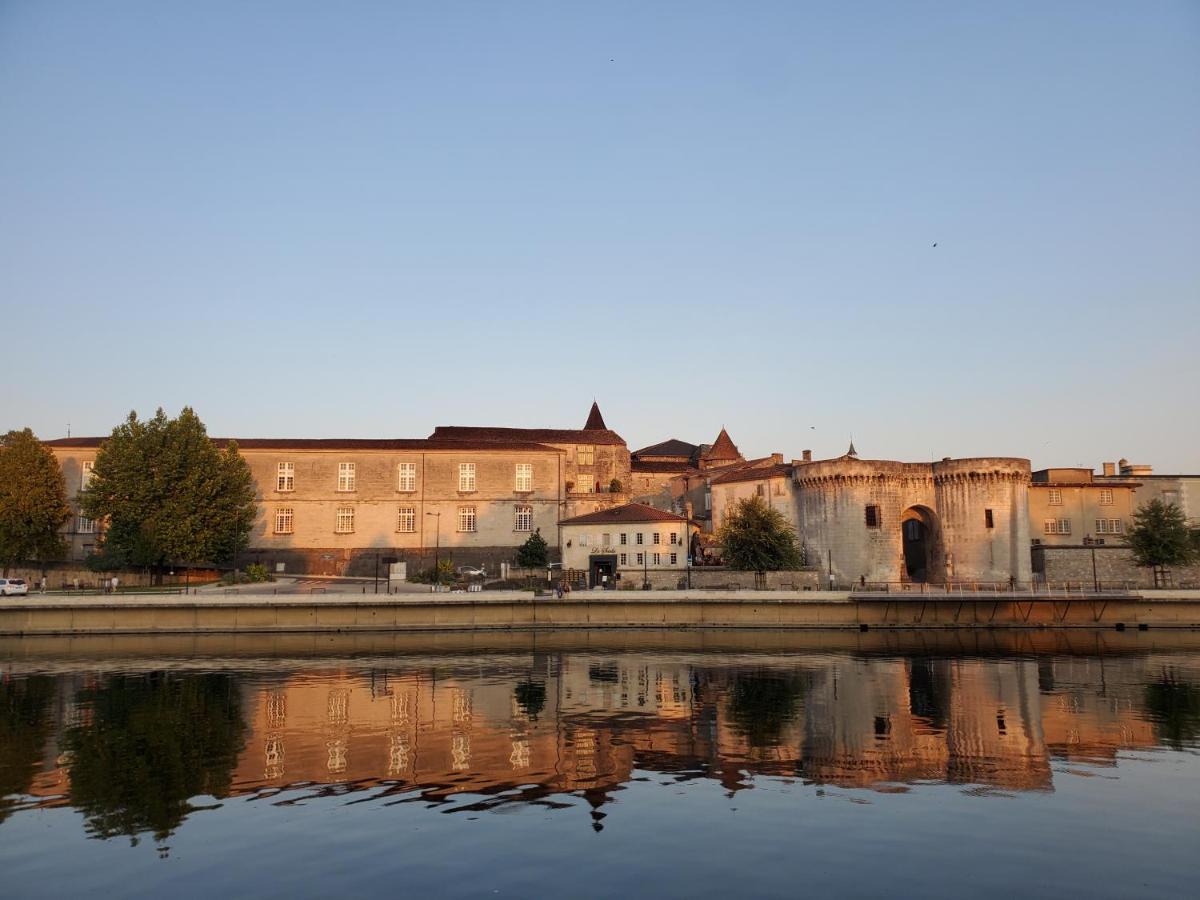 Logis Des Tourelles Bed & Breakfast Cognac Bagian luar foto